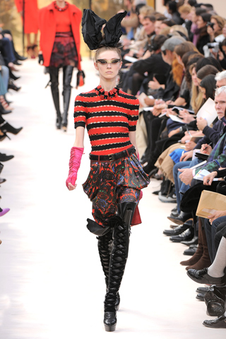 Remera rayada roja negra pantalon carrot estampado Louis Vuitton